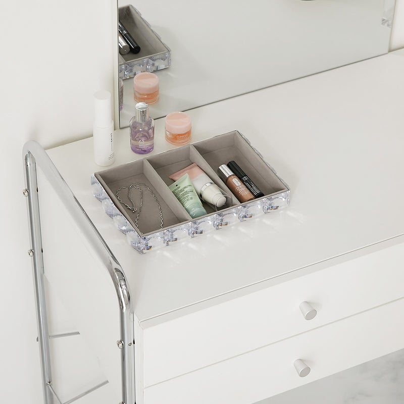 天板に小物を置いているところ