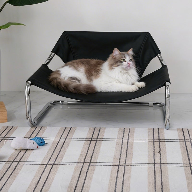 犬がペットベッドの上で寝ている様子