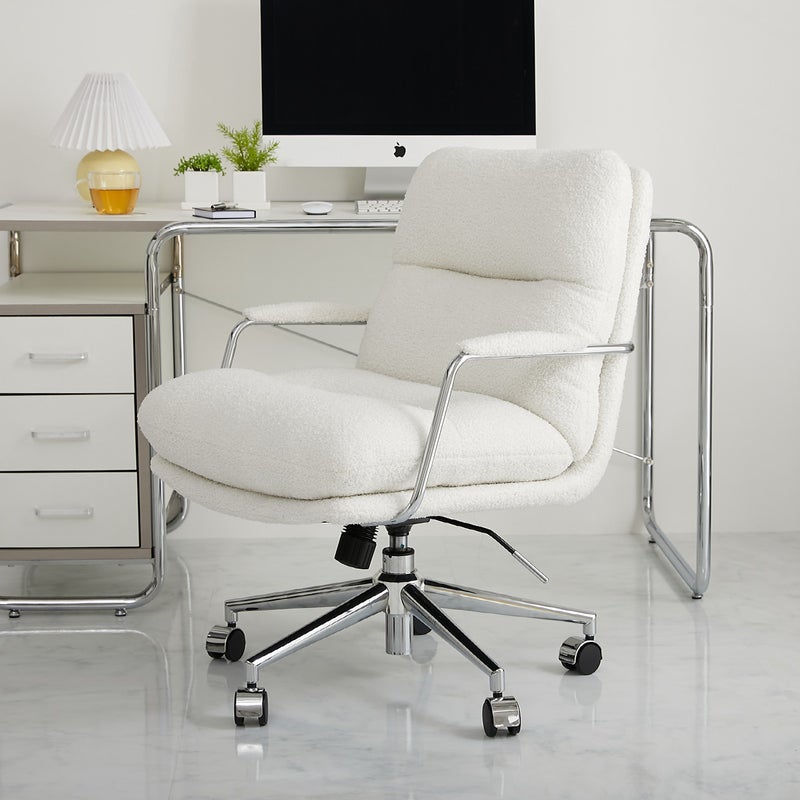 デスクチェアを斜め前から見た様子