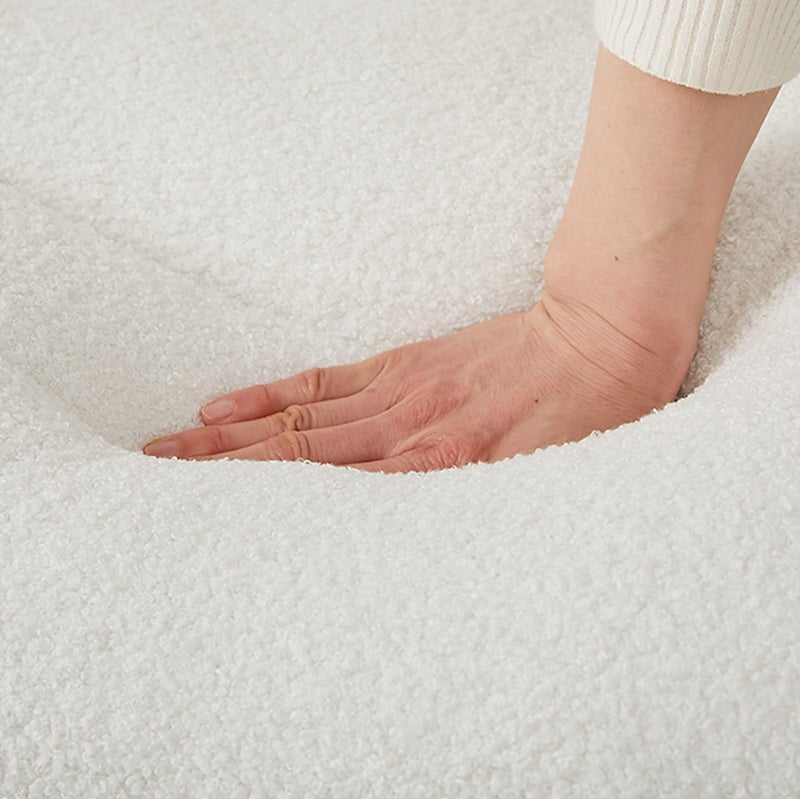 座面を手で押している様子