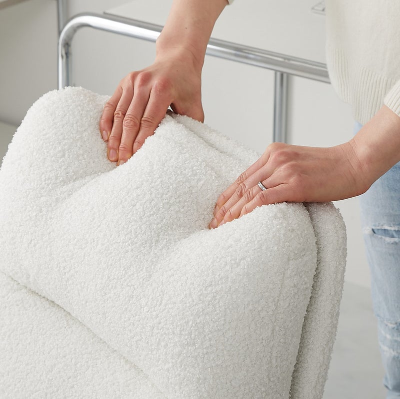 背もたれをギュッと掴んでいる様子