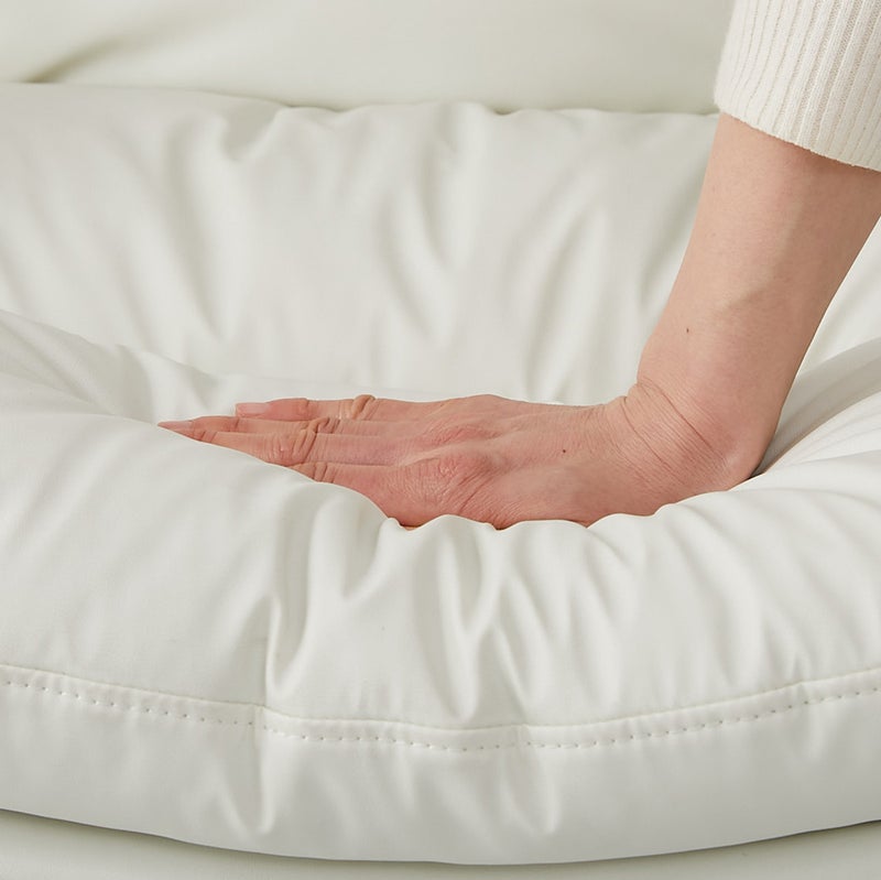 座面を手で押している様子