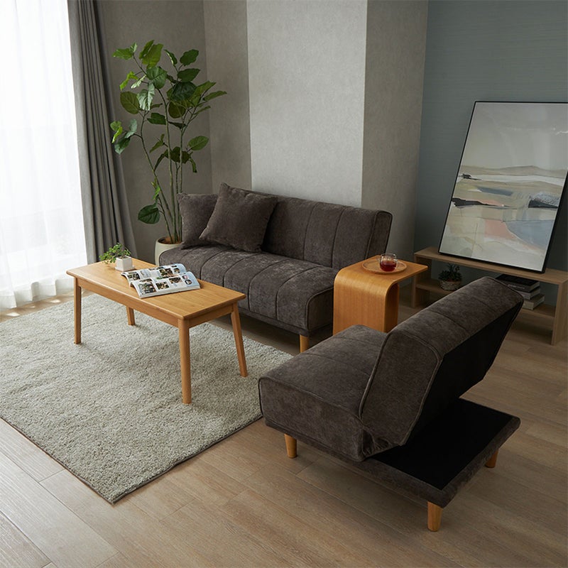 北欧テイストの部屋にダークブラウンのソファを合わせた様子