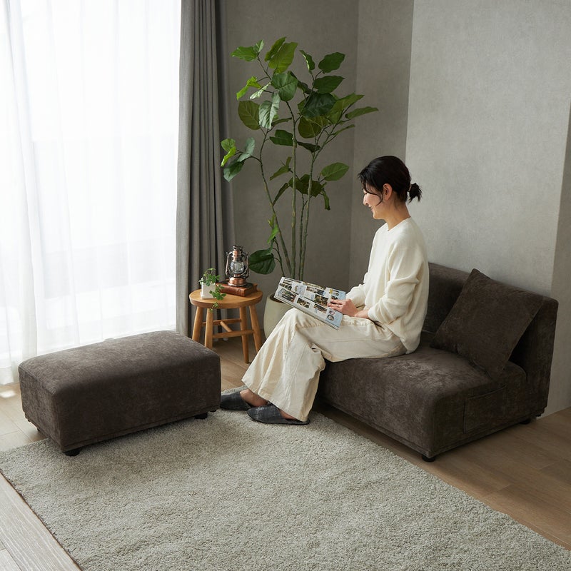 ダークブラウンのソファに座っている様子