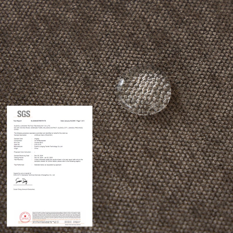 ソファが水滴をはっ水しているカット