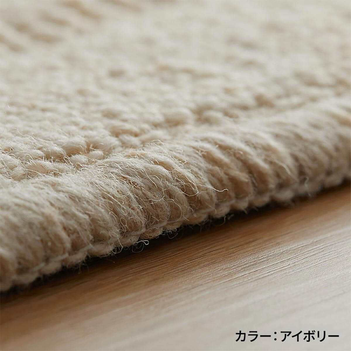 縁は丁寧にロック加工の様子