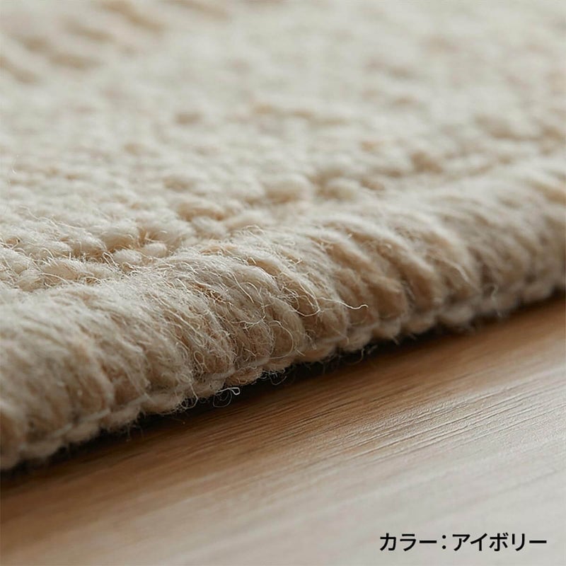 縁は丁寧にロック加工の様子